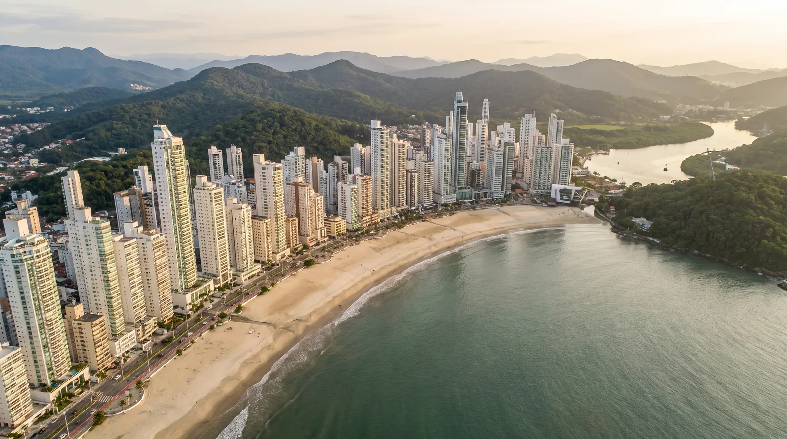 Vista aérea de Balneário Camboriú com a orla, o Centro e a Barra Sul