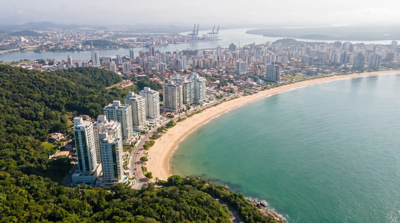 Vista aérea de Itajaí com a Praia Brava em primeiro plano e a cidade ao fundo